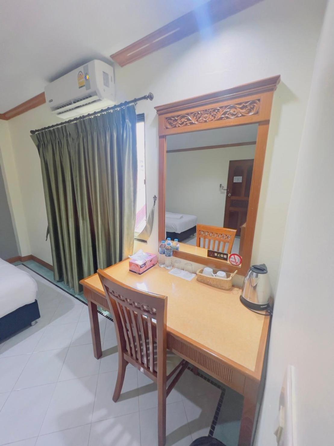 Hotel Royal Vista Patong Esterno foto