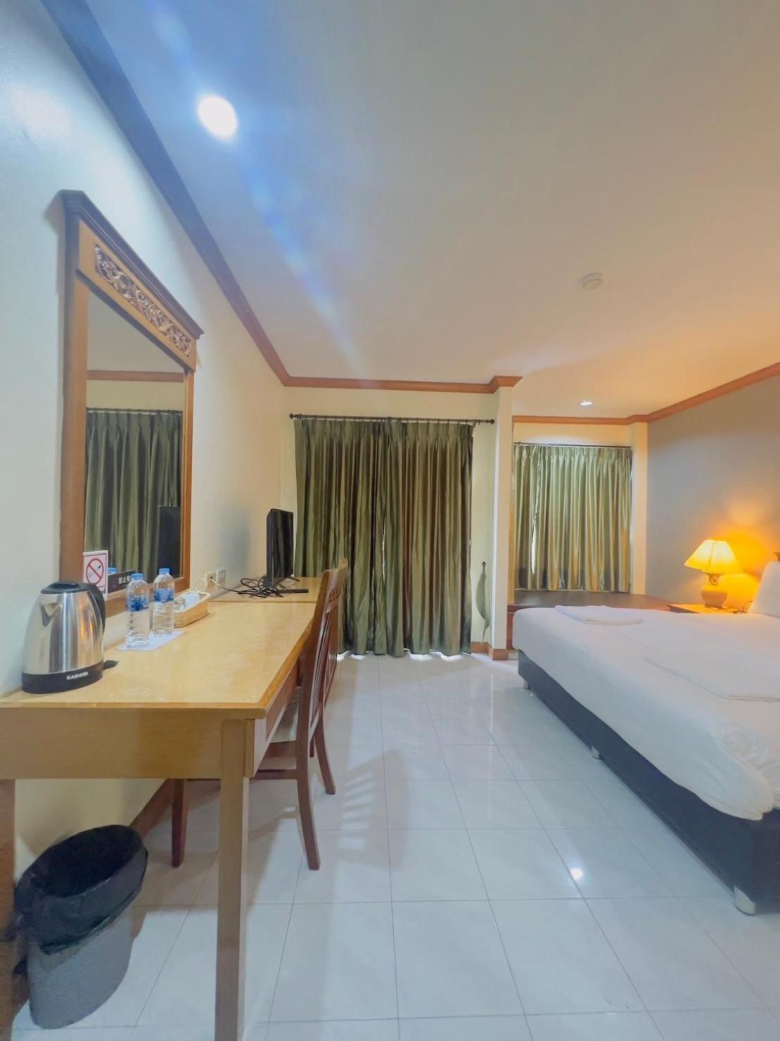 Hotel Royal Vista Patong Esterno foto