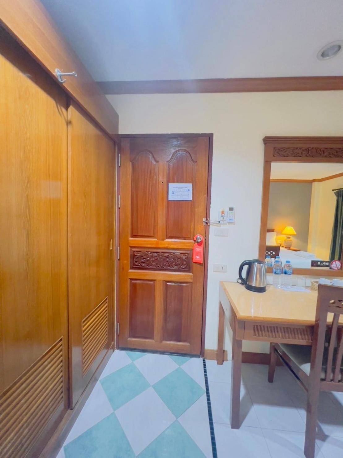 Hotel Royal Vista Patong Esterno foto